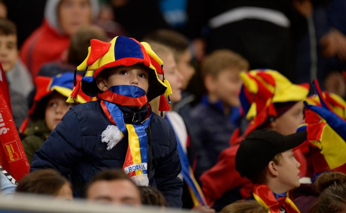 FOTO Naționala cu tricouri » Doar patru jucători le-au dat tricourile copiilor din tribune