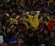 FOTO Naționala cu tricouri » Doar patru jucători le-au dat tricourile copiilor din tribune