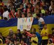 FOTO Naționala cu tricouri » Doar patru jucători le-au dat tricourile copiilor din tribune