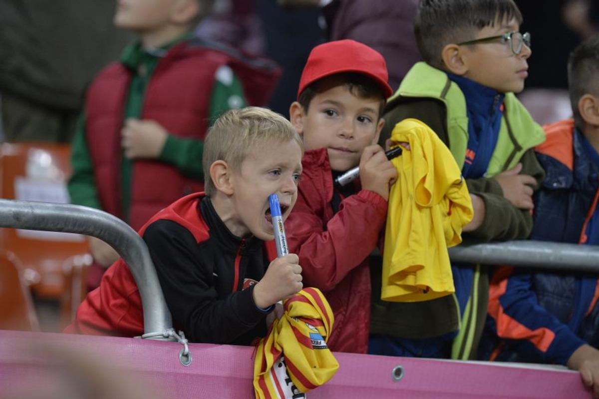 FOTO Naționala cu tricouri » Doar patru jucători le-au dat tricourile copiilor din tribune