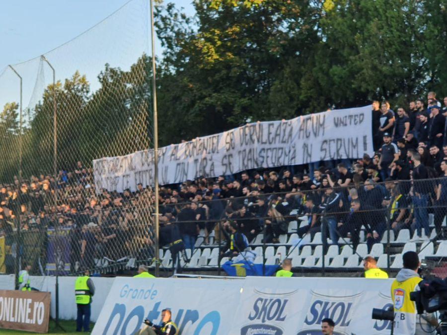 „Adevăratul derby al României se desfășoară acum / În timp ce fotbalul din țară se transformă în scrum” » Mesaj al galeriei Petrolului LIGA 2, etapa #12 // FOTO+VIDEO » Turris - UTA 1-1, în ultimul meci al rundei » Clasamentul + Rezultatele integrale
