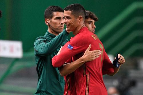 Cristiano Ronaldo, care s-a întors la Torino de la Lisabona deși era infectat cu coronavirus, va fi amendat cu 400 de euro, adică 0,0013% din salariul anual la Juventus. Foto: Guliver/GettyImages