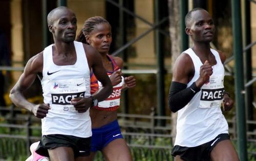 Geoffrey Kipsang Pyego și Daniel Limo alături de Brigid Kosgei în cursa de record de la Chicago