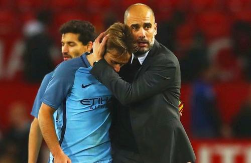 Aleix Garcia (23 de ani), mijlocașul adus de Dinamo de la Manchester City, l-a comparat pe Cosmin Contra (44 de ani) cu Pep Guardiola (49 de ani).