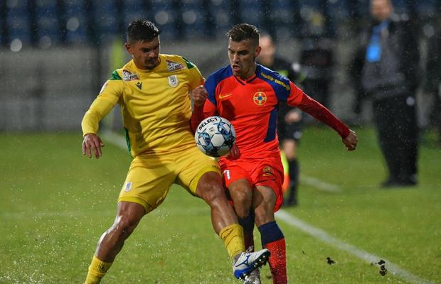 FCSB, în încurcătură? Ce a putut fi observat pe tricourile roș-albaștrilor la meciul cu Mioveni