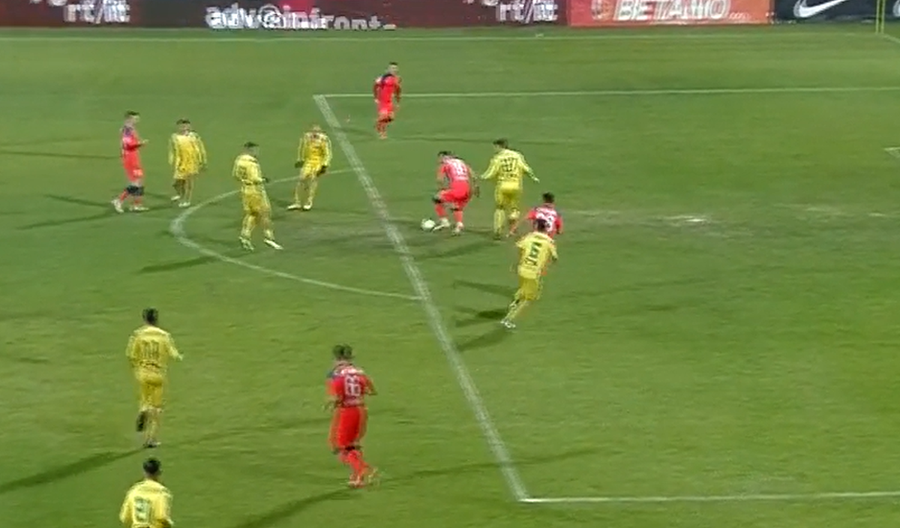 Poziția lui Keșeru la faza golului de 2-0 Mihai Stoica reacționează după ce Mioveni a criticat arbitrajul: „Cea mai mare problemă a fost în meciul cu CFR” » Ce acuză oficialul