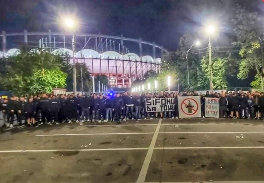 Ultrașii celor de la CSA Steaua au vrut să fie alături de „frații” arădeni la meciul cu FCSB, dar accesul în sectorul oaspeților de pe Arena Națională le-a fost interzis.  / FOTO: Facebook @As47