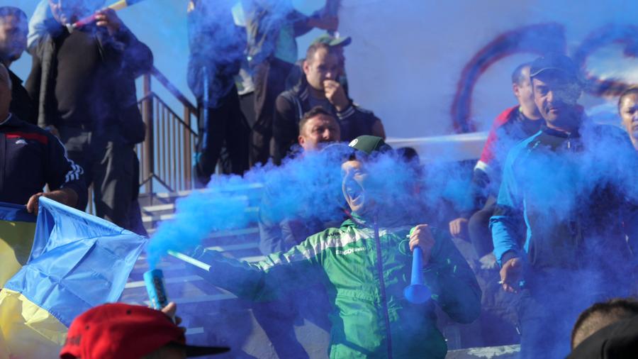 Derby de Prahova cu torțe și fumigene FOTO: Andrei Crăițoiu Show cu torțe și fumigene la Ariceștii Rahtivani - Prahova Nedelea + Mici, bere și o rivalitate incredibilă pe doi kilometri: „Cum să ținem cu Steaua sau cu Dinamo?”