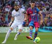 Karim Benzema (Real Madrid) în duel cu Sergio Busquets (Barcelona)/ foto Imago images