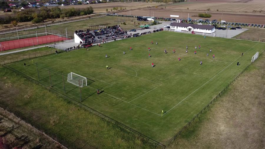 Imagine cu baza sportivă a celor de la Ariceștii Rahtivani FOTO: Vlad Nedelea Show cu torțe și fumigene la Ariceștii Rahtivani - Prahova Nedelea + Mici, bere și o rivalitate incredibilă pe doi kilometri: „Cum să ținem cu Steaua sau cu Dinamo?”
