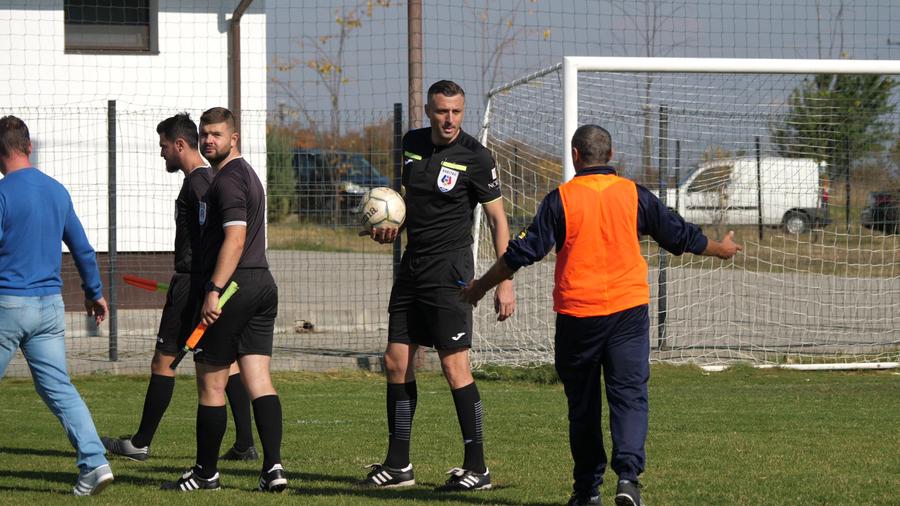 Andrei Moroiță a trebuit să dea explicații și celor din Liga 6 FOTO: Andrei Crăițoiu Show cu torțe și fumigene la Ariceștii Rahtivani - Prahova Nedelea + Mici, bere și o rivalitate incredibilă pe doi kilometri: „Cum să ținem cu Steaua sau cu Dinamo?”