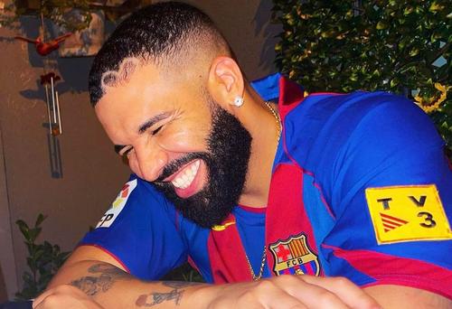 Drake, în tricoul Barcelonei // foto: Twitter @ FCBarcelona