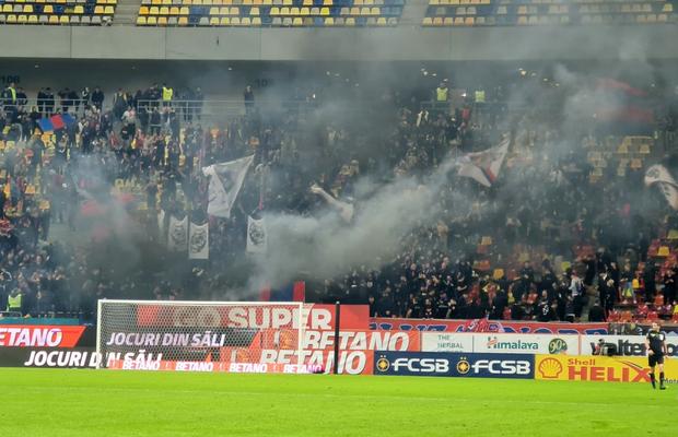 FCSB - UTA, întrerupt din cauza fanilor » Torțe și petarde pe Arena Națională