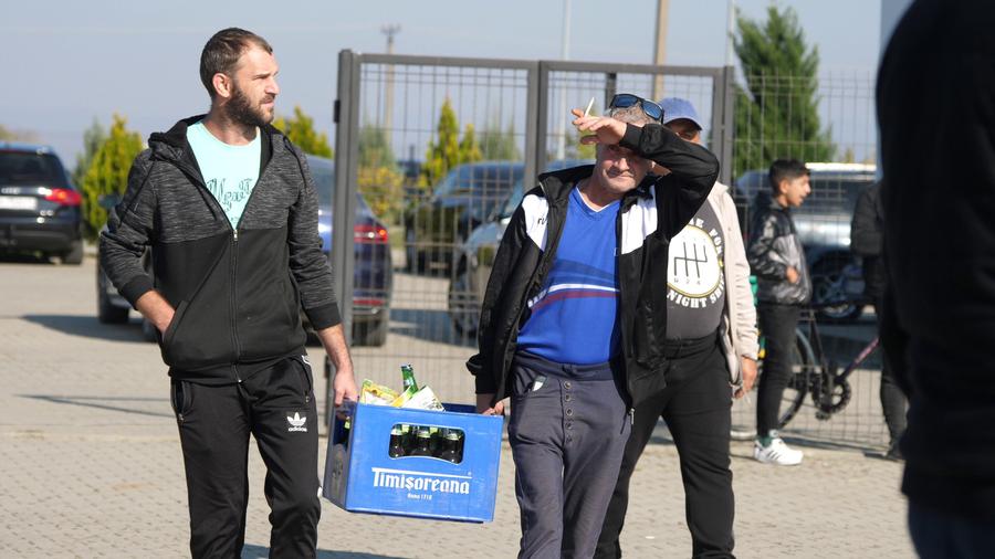 Încălzirea spectatorilor s-a făcut cu bere rece adusă direct în navetă FOTO: Andrei Crăițoiu Show cu torțe și fumigene la Ariceștii Rahtivani - Prahova Nedelea + Mici, bere și o rivalitate incredibilă pe doi kilometri: „Cum să ținem cu Steaua sau cu Dinamo?”
