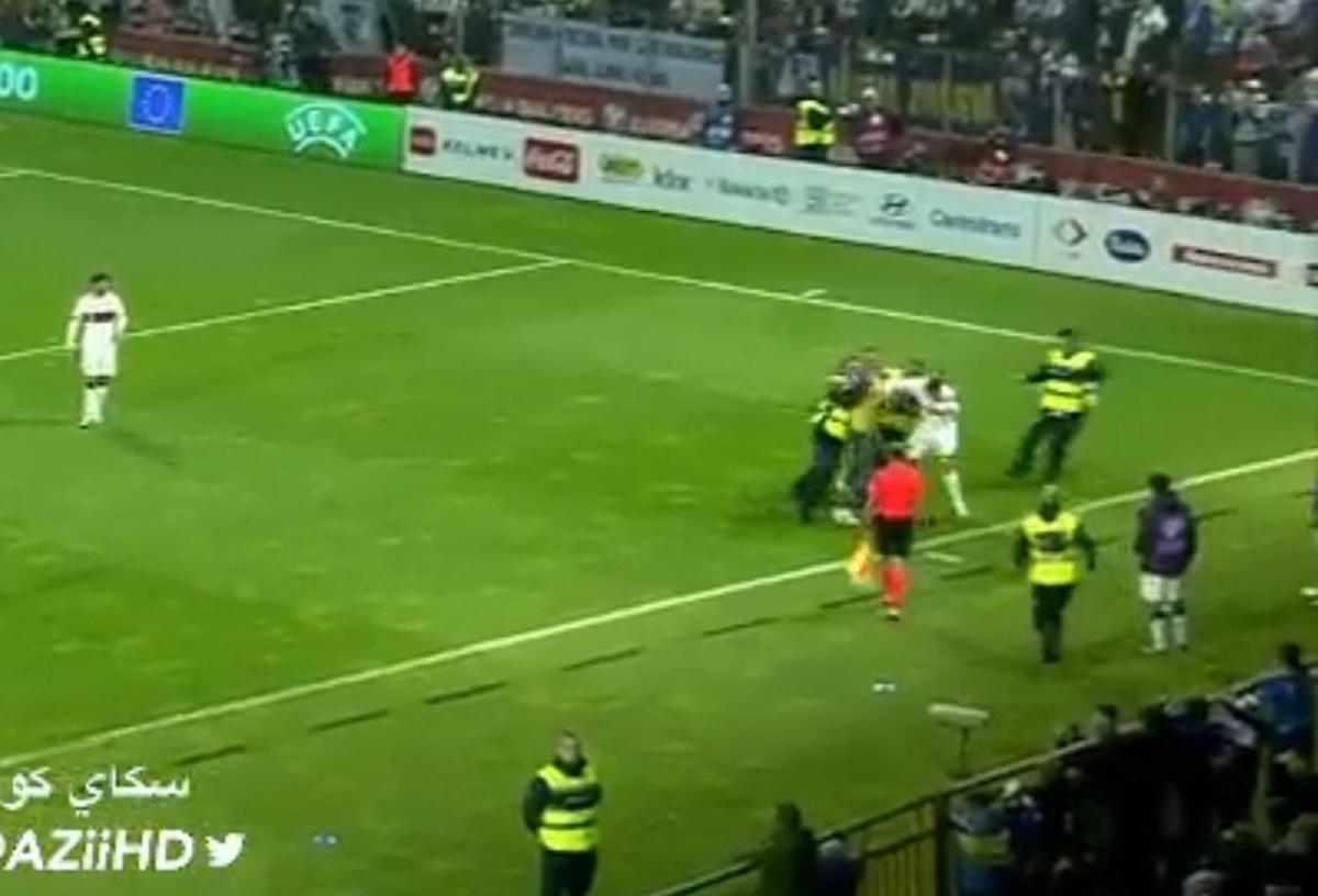 FOTO Ronaldo, atacat de un spectator intrat pe teren în Bosnia - Portugalia
