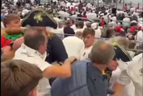 Mai mulți fani englezi au fost evacuați din tribunele stadionului Velodrome, din Marseille, după ce s-au luat la bătaie în timpul meciului câștigat de britanici în fața celor din Fiji, scor 30-24