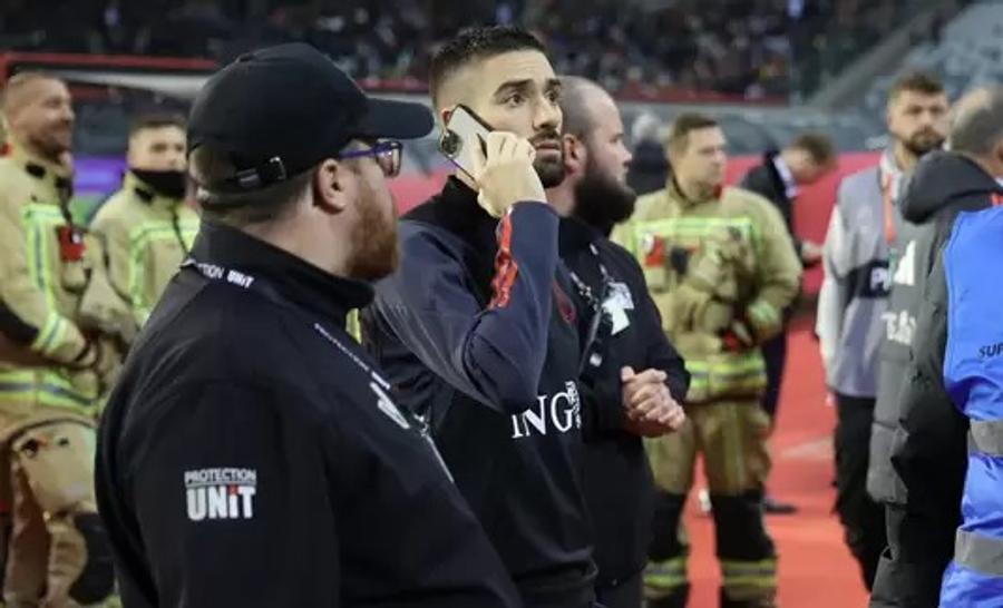 Yannick Carrasco, încercând să-și găsească rudele în stadion FOTO: hln.be Atac terorist înaintea meciului din preliminariile EURO 2024! Doi suporteri suedezi, împușcați pe stradă în Bruxelles » Fotbaliștii au refuzat să mai joace: „În ce fel de lume trăim?”