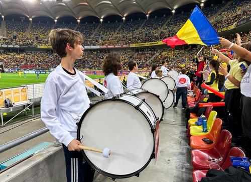 Tineri percuționiști din Programul Național Cantus Mundi au condus galeria copiilor la meciul România - Andorra 4-0 FOTO: Facebook / Cantus Mundi Romania