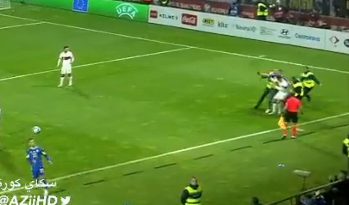 FOTO Ronaldo, atacat de un spectator intrat pe teren în Bosnia - Portugalia