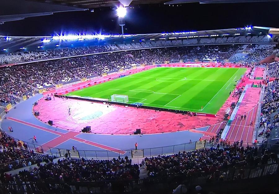 Stadionul în pauza meciului, când vestea tragică a început să circule în rândul celor prezenți Atac terorist înaintea meciului din preliminariile EURO 2024! Doi suporteri suedezi, împușcați pe stradă în Bruxelles » Fotbaliștii au refuzat să mai joace: „În ce fel de lume trăim?”