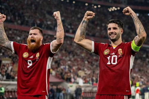 Martin Adam și Dominik Szoboszlai, după victoria Ungariei cu Serbia. 
Foto: Imago