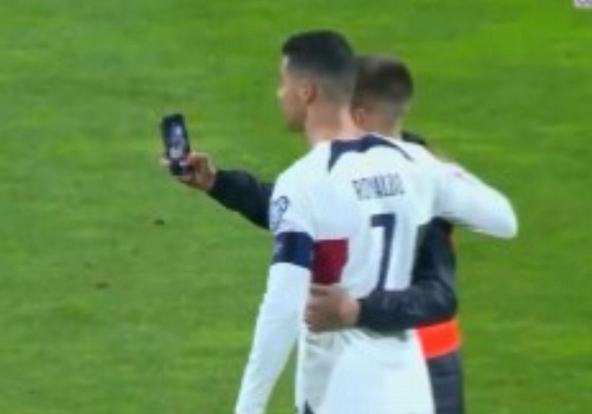 FOTO Ronaldo, atacat de un spectator intrat pe teren în Bosnia - Portugalia