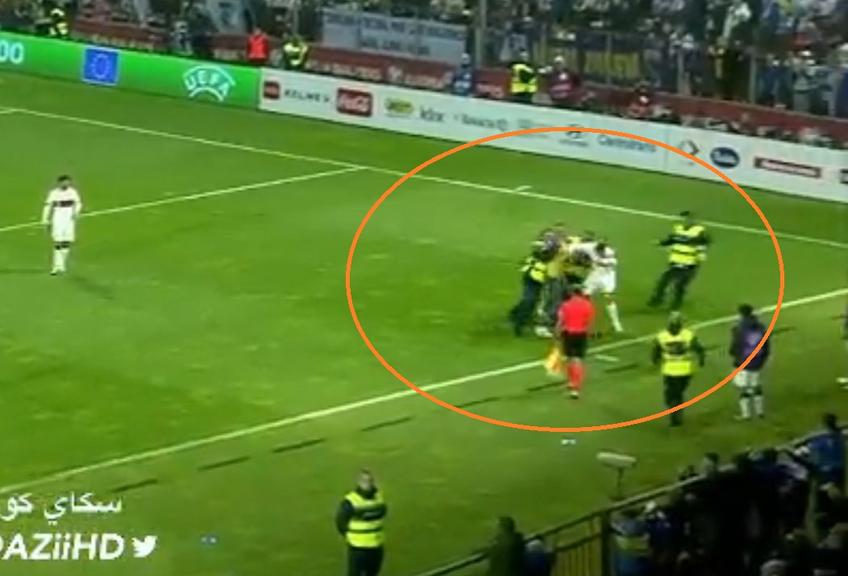Cristiano Ronaldo, atacat de un spectator intrat pe teren în Bosnia - Portugalia