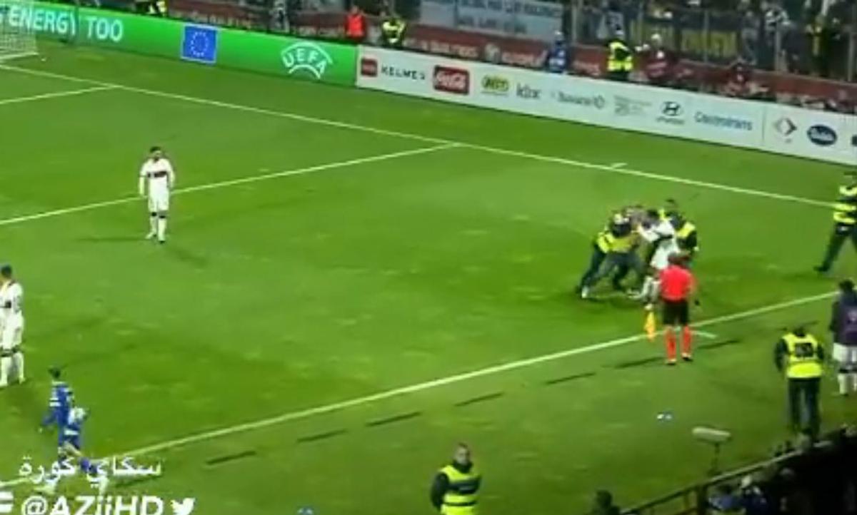 FOTO Ronaldo, atacat de un spectator intrat pe teren în Bosnia - Portugalia