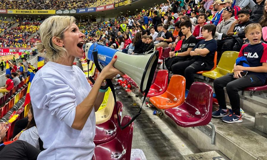 Galeria copiilor de la tribuna a II-a a fost condusă de o femeie cu ajutorul unei portavoci FOTO: Facebook / Cantus Mundi Romania Două instrumente interzise pe stadioane au contribuit la atmosfera electrizantă creată de copii la România - Andorra » UEFA și-a dat acordul