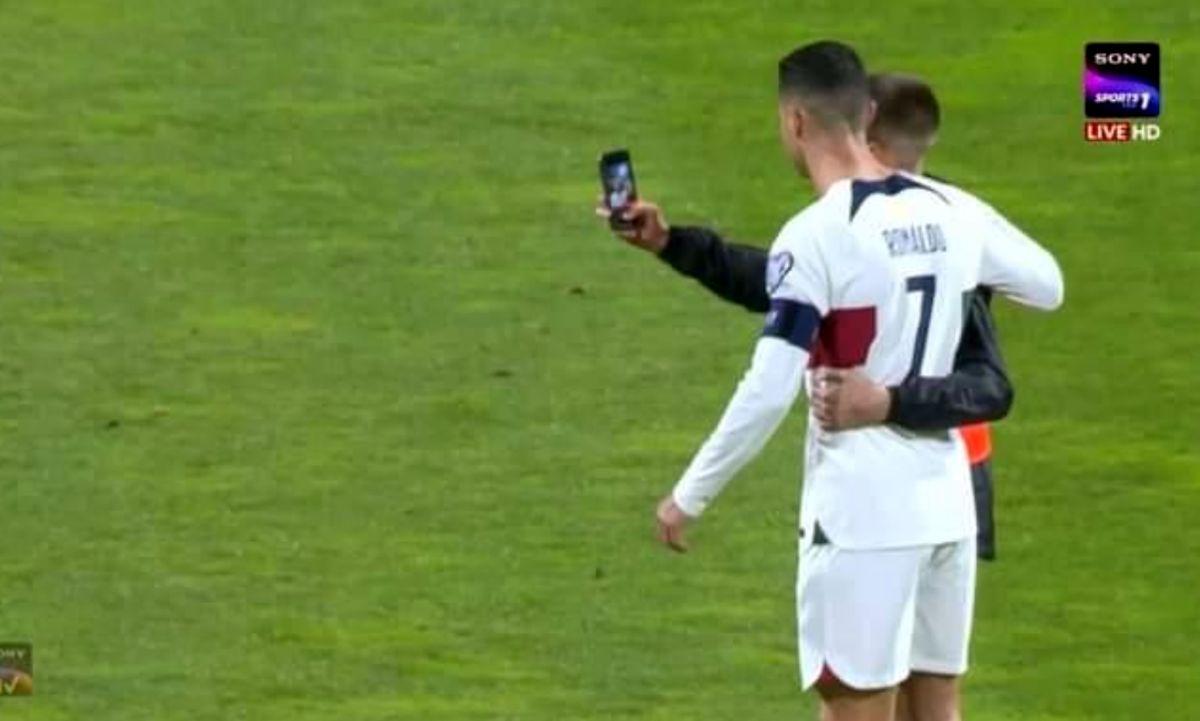 FOTO Ronaldo, atacat de un spectator intrat pe teren în Bosnia - Portugalia