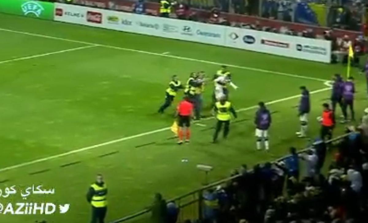 Scene incredibile în Bosnia: un fan a intrat în teren și l-a ATACAT pe Cristiano Ronaldo!