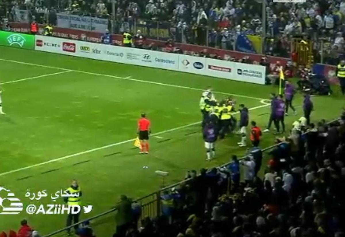 Scene incredibile în Bosnia: un fan a intrat în teren și l-a ATACAT pe Cristiano Ronaldo!