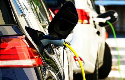 Mașinile hibride plug-in poluează aproape la fel de mult ca acelea pe benzină! Raportul Guardian zguduie piața auto