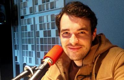 Un reputat jurnalist a vrut să dezlege moartea misterioasă a fotbalistului ucis cu o piatră lângă teren, dar a ajuns să fie acuzat de terorism!