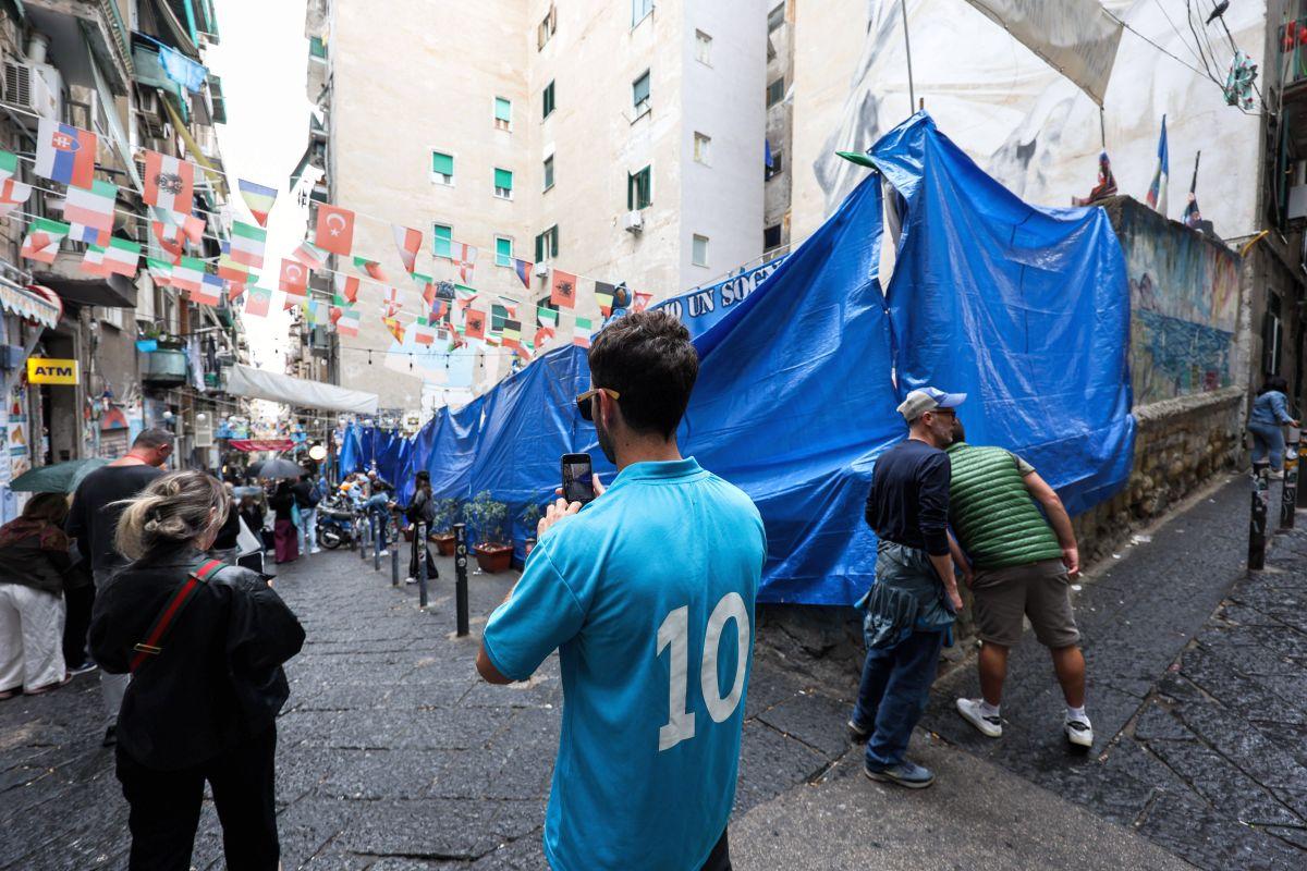 Haos în Italia! Muralul lui Diego Maradona a fost acoperit cu o pânză albă » De ce protestează localnicii