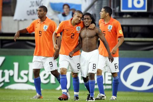 Ryan Babel (cu numărul 9) și Royston Drenthe (dezbrăcat), pe vremea când jucau la naționala Olandei // Foto: Imago