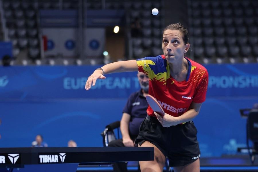 Elizabeta Samara la serviciu Foto: ETTU Reprezentativa feminină a României, calificată cu emoții în „sferturi” la Campionatul European pe echipe, 3-2 cu Serbia, cea masculină, categoric, 3-0, cu aceeași adversară