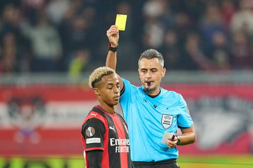 Horațiu Feșnic îi arată un „galben” milanului Hutchinson / Foto: Imago