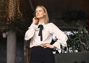 De la birou la petrecere! Așa îți accesorizezi corect cămașa elegantă pentru un look de seară