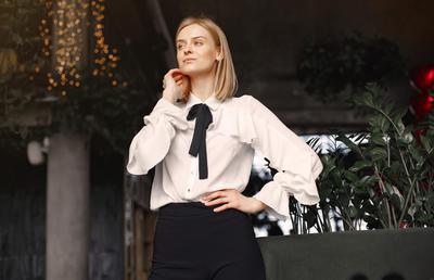 De la birou la petrecere! Așa îți accesorizezi corect cămașa elegantă pentru un look de seară