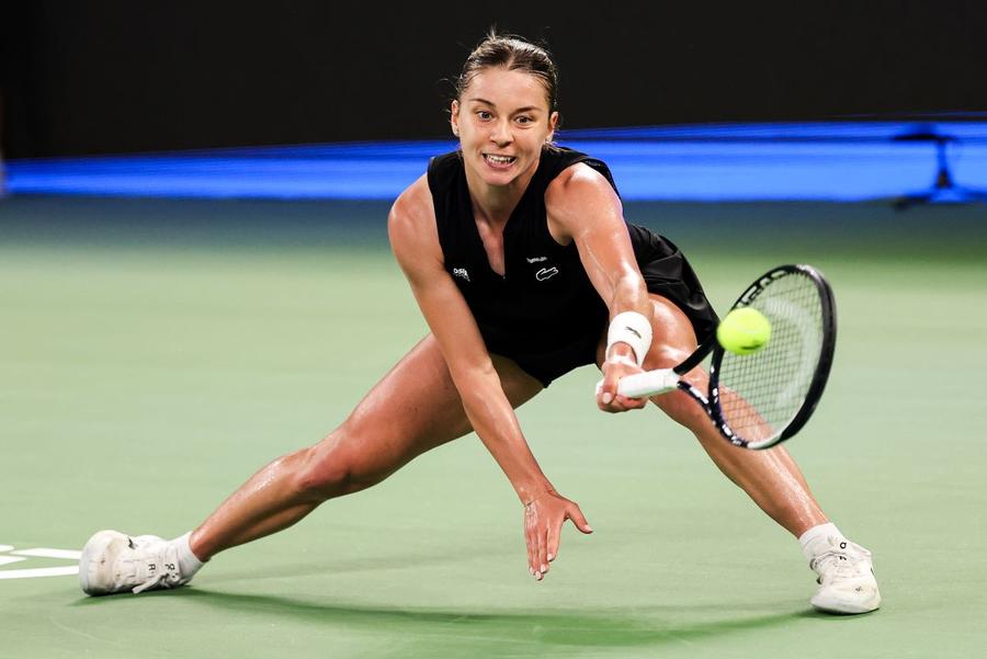 Maja Chwalinska, moment acrobatic la Wuhan 2026 Foto: Guliver/GettyImages Semifinală poloneză la Wuhan între fostele partenere de dublu la junioare, Iga Swiatek și Maja Chwalinska