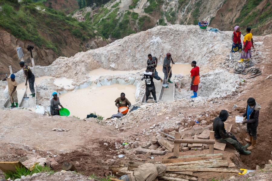 Exploatare minieră de coltan în Republica Democrată Congo/Foto: Imago Images Reacție dură din Congo după ce Formula 1 a anunțat un acord cu Rwanda: „Inacceptabil din punct de vedere moral”