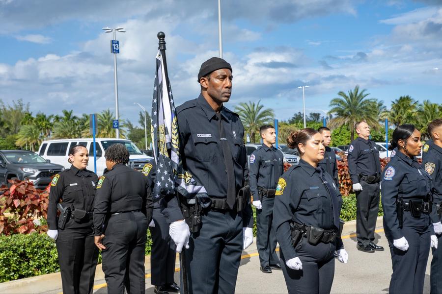 Amar’e Stoudemire va lucra pentru departamentul de poliție școlară/Foto: Miami Dade College (X) Unul din cei mai buni pivoți din NBA din acest secol s-a reprofilat și s-a făcut polițist: „Visul copilăriei”