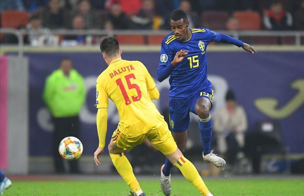 ROMÂNIA - SUEDIA 0-2 // VIDEO Au apărut imaginile! Minge de golf aruncată spre Alexander Isak! „Atunci a auzit și scandări rasiste”