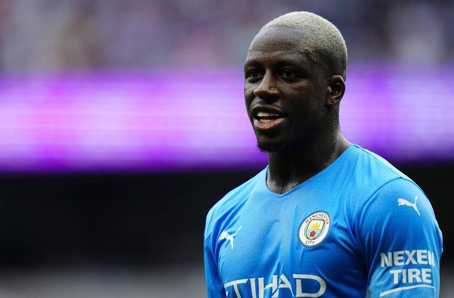 Benjamin Mendy (Manchester City) a fost citat să se prezinte la tribunalul din Stockport Scandal de rasism, după ce au greșit poza și numele lui Benjamin Mendy, fotbalistul arestat pentru viol: „Persoanele de culoare nu au fețe diferite în 2021. STOP!”