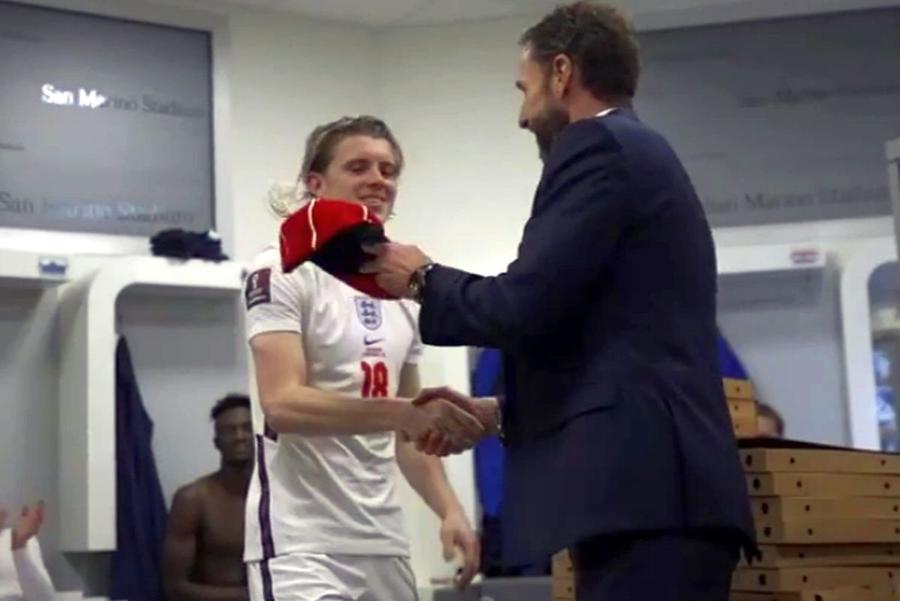 Fanii selecționatei Angliei au rămas uimiți atunci când au văzut zecile de cutii de pizza aduse în vestiarul naționalei lui Gareth Southgate / Sursă foto: INSTAGRAM @ENGLAND Imaginile din vestiarul Angliei care au provocat stupoare » Ce au observat fanii: „Mi se pare doar mie?”