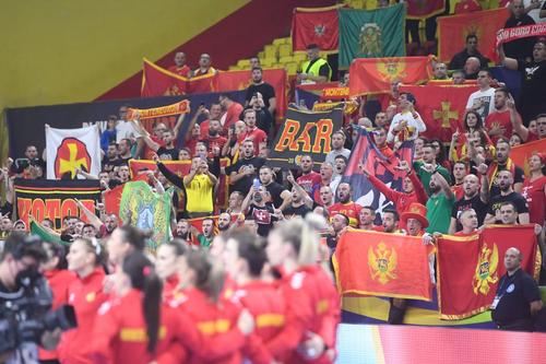 România a fost învinsă de Muntenegru, scor 34-35, în grupa principală II a Campionatului European de handbal feminin și a rămas fără nicio șansă la calificarea în semifinale. Un fan al Muntenegrului a șocat la Skopje: fuma în tribune!
