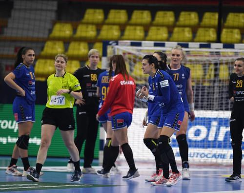 Cristina Neagu continuă tirada la adresa arbitrajului de la meciul România - Muntenegru, scor 34-35. 
Foto: Raed Krishan, GSP