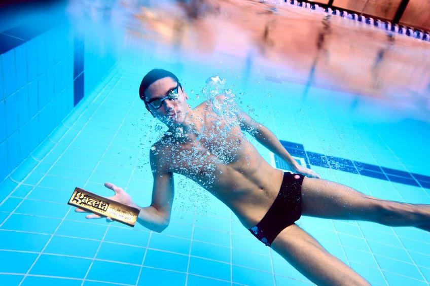 David Popovici (18 ani), cel mai bun sportiv în Ancheta Gazetei Sporturilor, a fost eroul principal al unei ședințe foto inedite cu trofeul GSP care cântărește aproape trei kilograme.