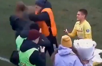 Moment nemaivăzut pe terenul de fotbal: un steward aproape că a distrus o cerere în căsătorie! A bruscat-o pe iubita unui fotbalist